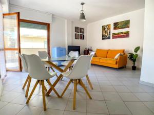 comedor y sala de estar con mesa y sillas en Artist Alguerhouse en Alghero