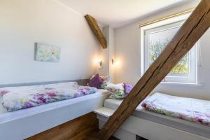 Ένα ή περισσότερα κρεβάτια σε δωμάτιο στο Denkerhof Ferienwohnung Deichblick