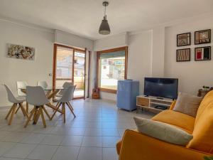 sala de estar con sofá, mesa y TV en Artist Alguerhouse en Alghero