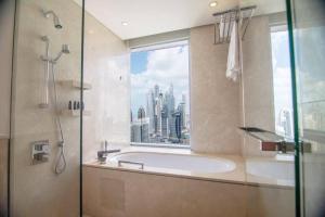 Koupelna v ubytování Lux BnB Address Hotel Dubai Marina -Studio