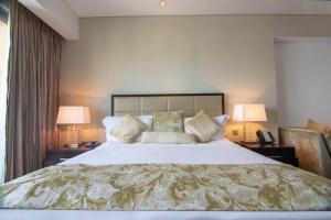 Postel nebo postele na pokoji v ubytování Lux BnB Address Hotel Dubai Marina -Studio