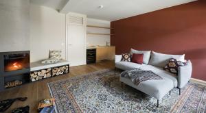 uma sala de estar com um sofá e uma lareira em Our Second Home in Kranjska Gora em Kranjska Gora