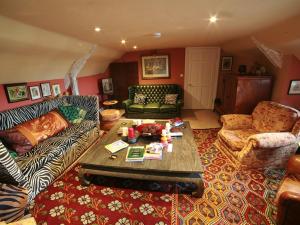 The Covenstead في غلاستونبري: غرفة معيشة مع كنبتين وطاولة قهوة