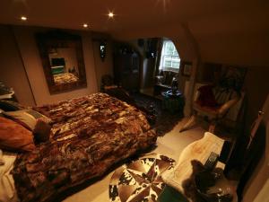 ein Schlafzimmer mit einem großen Bett in einem Zimmer in der Unterkunft The Covenstead in Glastonbury