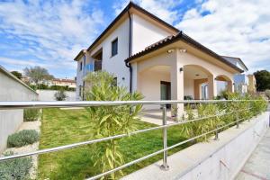 Gallery image of Holiday apartments Petra in Štinjan