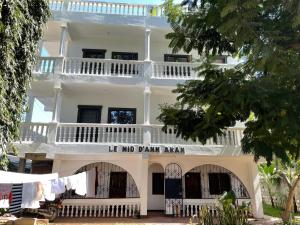 um edifício branco com um sinal que lê lle e bebe tia em ANN AKAN NIDO’S em Malindi