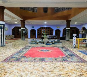 ein großes Zimmer mit einem großen Teppich auf dem Boden in der Unterkunft La Perle Du Drâa in Zagora
