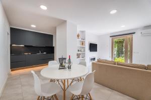 uma cozinha e sala de estar com uma mesa branca e cadeiras em Bonanova 20 em Palma de Maiorca