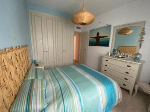 ein Schlafzimmer mit einem Bett und einer Kommode darin in der Unterkunft La casa de Payán con parking gratuito! in Camas