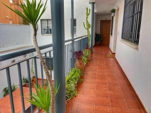 A balcony or terrace at La casa de Payán con parking gratuito!