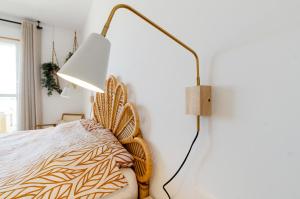 Letto o letti in una camera di StayatSas Luxe App vlakbij strand, 80 m2 terras, grote zwembaden Marbella