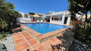 uma piscina no quintal de uma casa em Casa Bambu-ApartResort em Vélez-Málaga