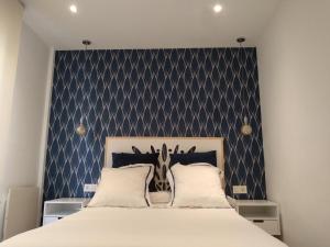 A bed or beds in a room at Apartamento Costa II con Parking exterior comunitario y parking privado en el centro