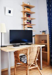 Telewizja i/lub zestaw kina domowego w obiekcie Apartamenty NAVIGATOR-Rezydencja Portowa 14
