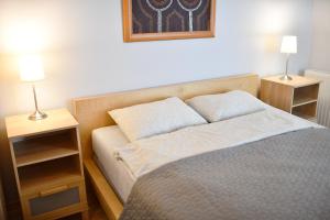 Łóżko lub łóżka w pokoju w obiekcie Apartamenty NAVIGATOR-Rezydencja Portowa 14