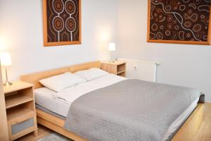 Łóżko lub łóżka w pokoju w obiekcie Apartamenty NAVIGATOR-Rezydencja Portowa 14