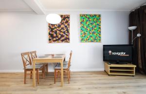 Telewizja i/lub zestaw kina domowego w obiekcie Apartamenty NAVIGATOR-Rezydencja Portowa 14