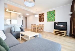 Telewizja i/lub zestaw kina domowego w obiekcie Apartamenty NAVIGATOR-Rezydencja Portowa 14