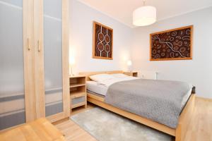 Łóżko lub łóżka w pokoju w obiekcie Apartamenty NAVIGATOR-Rezydencja Portowa 14