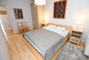 Łóżko lub łóżka w pokoju w obiekcie Apartamenty NAVIGATOR-Rezydencja Portowa 14