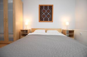 Łóżko lub łóżka w pokoju w obiekcie Apartamenty NAVIGATOR-Rezydencja Portowa 14