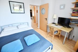 Telewizja i/lub zestaw kina domowego w obiekcie Apartamenty NAVIGATOR-Rezydencja Portowa 14