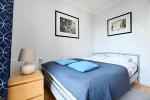 Łóżko lub łóżka w pokoju w obiekcie Apartamenty NAVIGATOR-Rezydencja Portowa 14