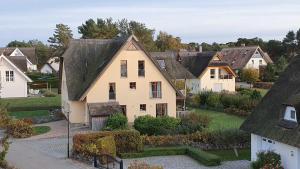 Una casa antigua con techo en un pueblo. en Fewos Herrmann Achterwasserblick, en Loddin 7 fotos más