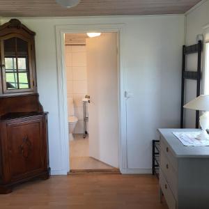 un pasillo con una puerta que conduce a un baño en Torpet Gårdsvägen, en Hammar
