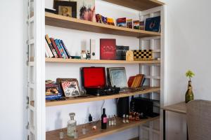 Billede fra billedgalleriet på Spacious and Bright 2BDR Apartment in the Old Town i Sarajevo + 26 billeder