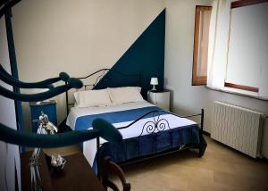 A bed or beds in a room at B&B La Roverella