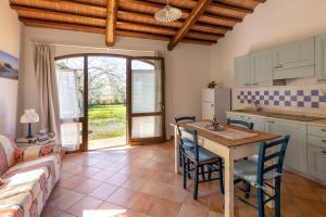 a kitchen and living room with a table and chairs at Agriturismo Valle dei Venti in La Sdriscia