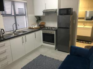 Kuchyň nebo kuchyňský kout v ubytování MLMK Property Studio17