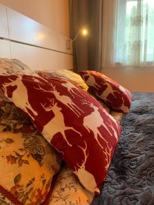 A bed or beds in a room at Lilly Chalet- Apartments with private sauna, close to ski lifts