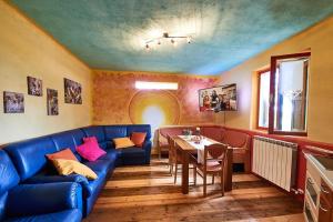 ein Wohnzimmer mit einem blauen Sofa und einem Tisch in der Unterkunft Krasberry in Komen + 79 Fotos