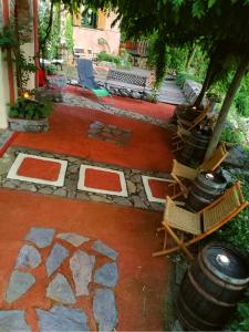 un patio con sillas, un banco y una alfombra en Krasberry en Komen