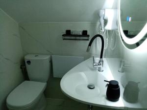 A bathroom at Kőszeghegyalja Vendégház