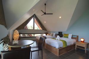 een slaapkamer met 2 bedden en een tafel in een kamer bij Tha Lane Bay Villas in Tha Lane Bay