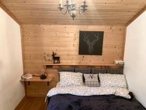 A bed or beds in a room at Lilly Chalet- Apartments with private sauna, close to ski lifts
