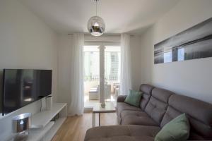 Televízia a/alebo spoločenská miestnosť v ubytovaní Apartman Eni