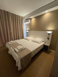 sypialnia z łóżkiem z dwoma ręcznikami w obiekcie Planet Blue Hotel w El Arenal