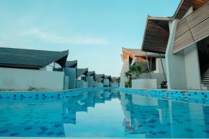 una piscina en un complejo en The Lavana Akatara Villa Nusa Dua, en Nusa Dua