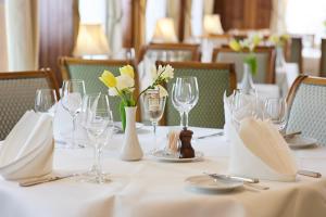 Restoran või mõni muu söögikoht majutusasutuses Hotel & Spezialitätenrestaurant zur Linde