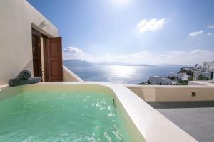 einen Whirlpool auf dem Balkon mit Meerblick in der Unterkunft Elegant Santorini Villa Villa Spyros Villa Demi Private Hot Tub Air Conditioning 2 Bedroom in Oia