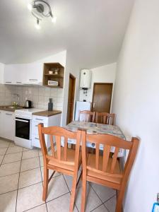Kuchyň nebo kuchyňský kout v ubytování Apartments LucMar