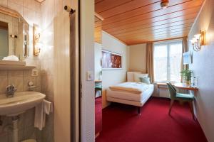 A bed or beds in a room at Hotel & Spezialitätenrestaurant zur Linde