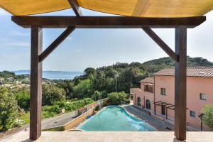 una vista dal balcone di una villa con piscina di Casa Mambrino Panorama a Cavo