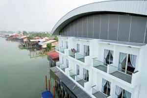 Výhled na řeku, která protéká v blízkosti hotelu + 14 fotografií