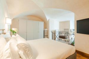 a bedroom with a bed and a flat screen tv at Teichnersuite in Rome