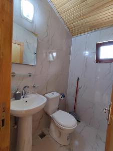 Koupelna v ubytování Hurmalık Apart Evleri-Very Close to the Sea Large Garden Bungalow with Barbecue and Swing